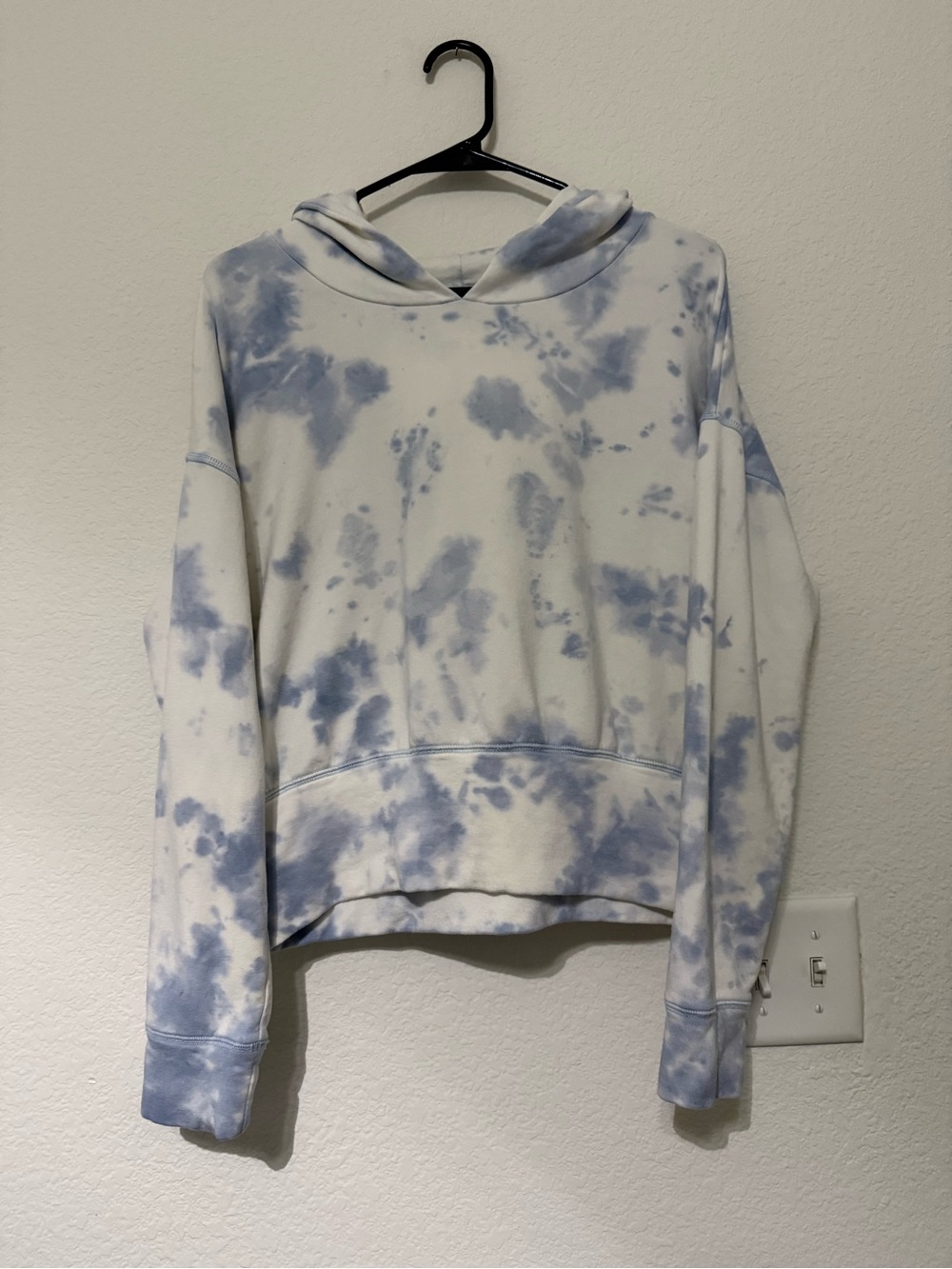 Offline by aerie Tie-Dye Cropped Hoodie Sweatshirt - Light Blue & White
